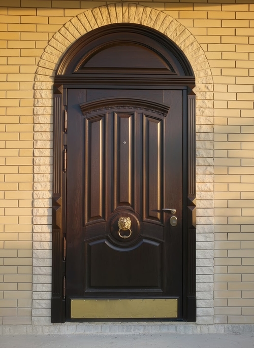 Арочная дверь с кнокером и отбойником Арочная дверь с кнокером и отбойником
