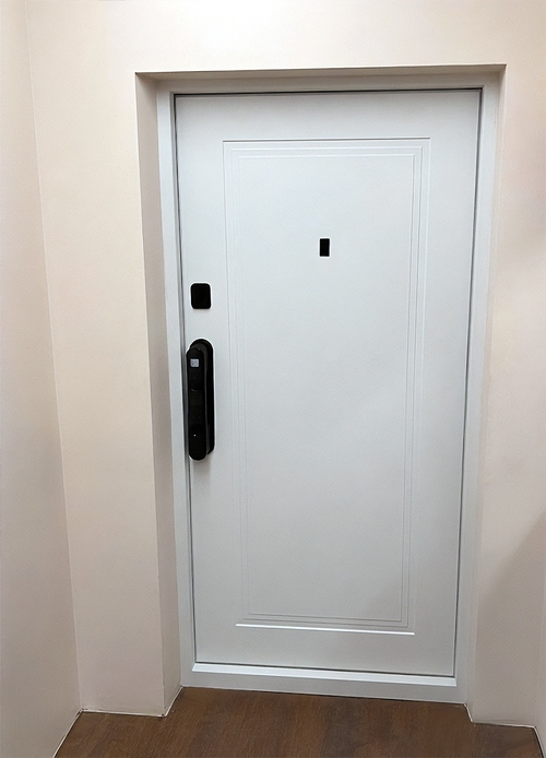 Белая дверь с электронным замком Белая дверь с электронным замком
