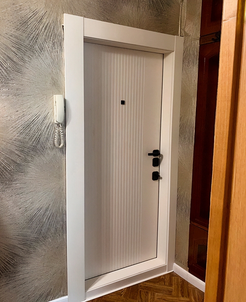 Белая квартирная дверь Белая квартирная дверь