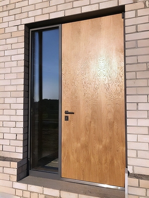 Дверь с боковой вставкой со стеклом Дверь с боковой вставкой со стеклом