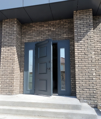 Дверь с металлобагетом и стеклом Дверь с металлобагетом и стеклом