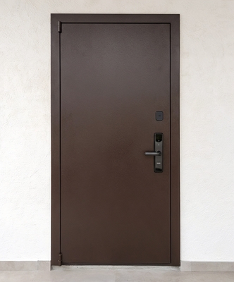 Коричневая дверь с электронным замком Коричневая дверь с электронным замком